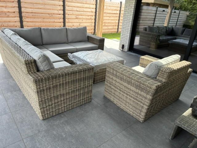 Wicker hoek lounge set met losse fauteuil en hocker