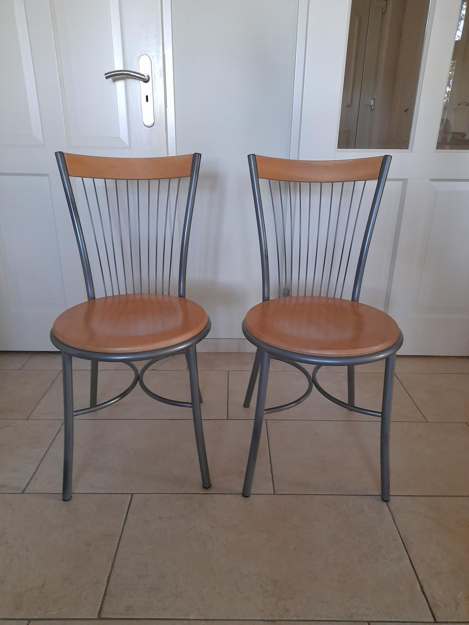 2 leuke stoeltjes (in goede nette staat )
