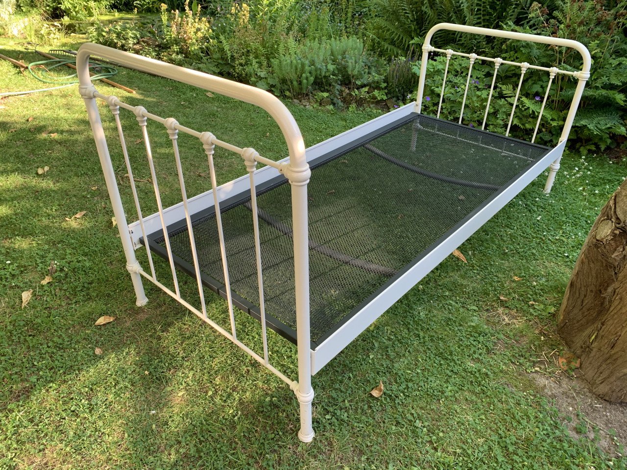Solide metalen bed
