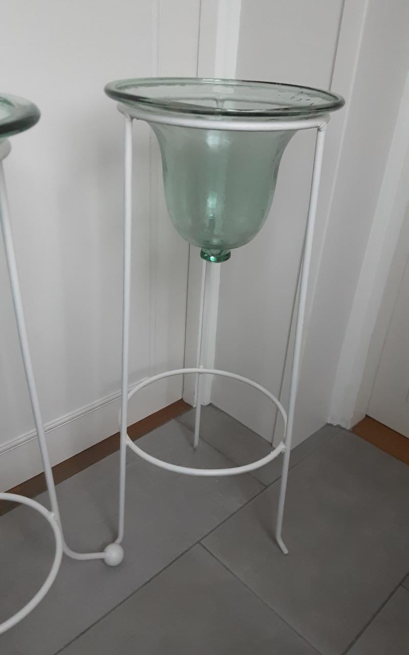 2 metalen standaards met glazen kelken