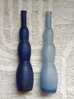 2 leuke blauwe matglas vaasjes / flesjes van het merk Inspiration Blue Ice.