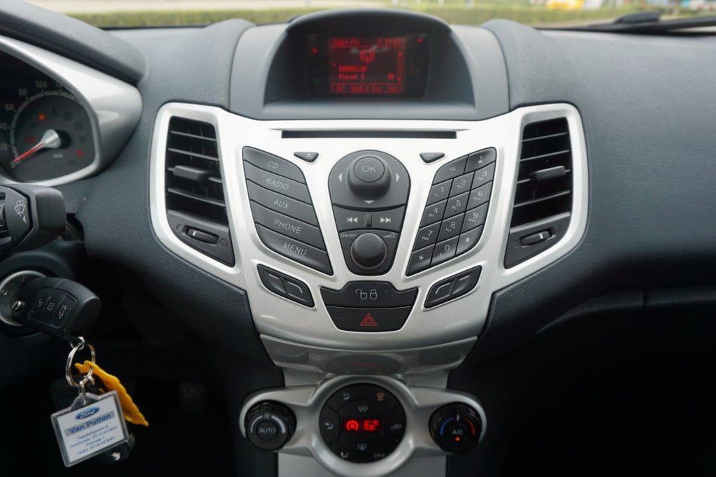 Ford Fiesta 1.6 titanium airco / cruise / elektr. ramen /  lm velgen / nap