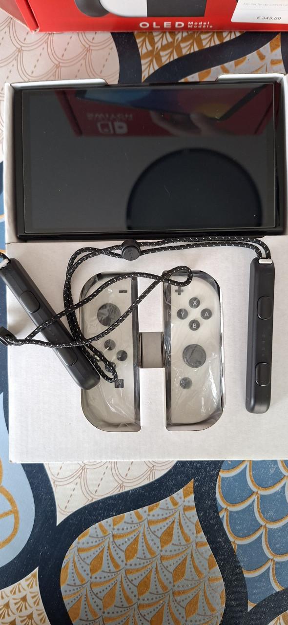 Nintendo Switch Oled wit + hoes en 4 spellen