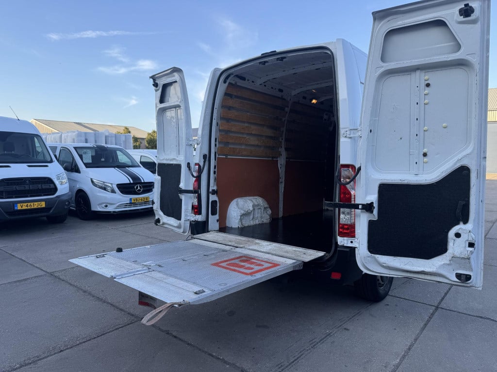 Renault Master t35 2.3 dci l2h2 laadklep / airco / cruise controle / n.a.p 