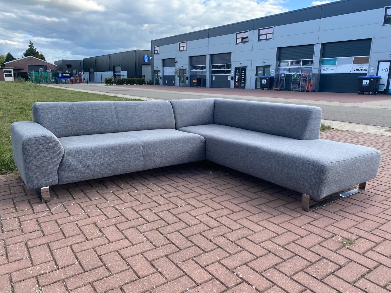 Moderne grijze stoffen hoekbank–Diep comfort–Ruime lounge–Gratis levering