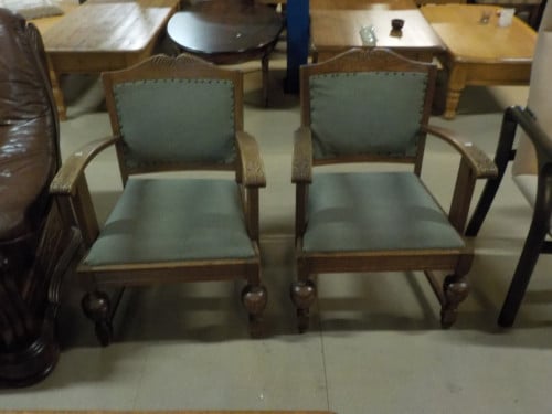 2 wat oudere fauteuils in goede staat setprijs 20 euro