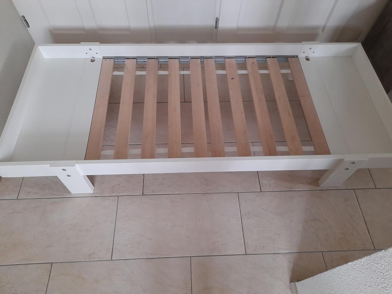 Mee groei bed (max 80 x 200)  In goede staat !