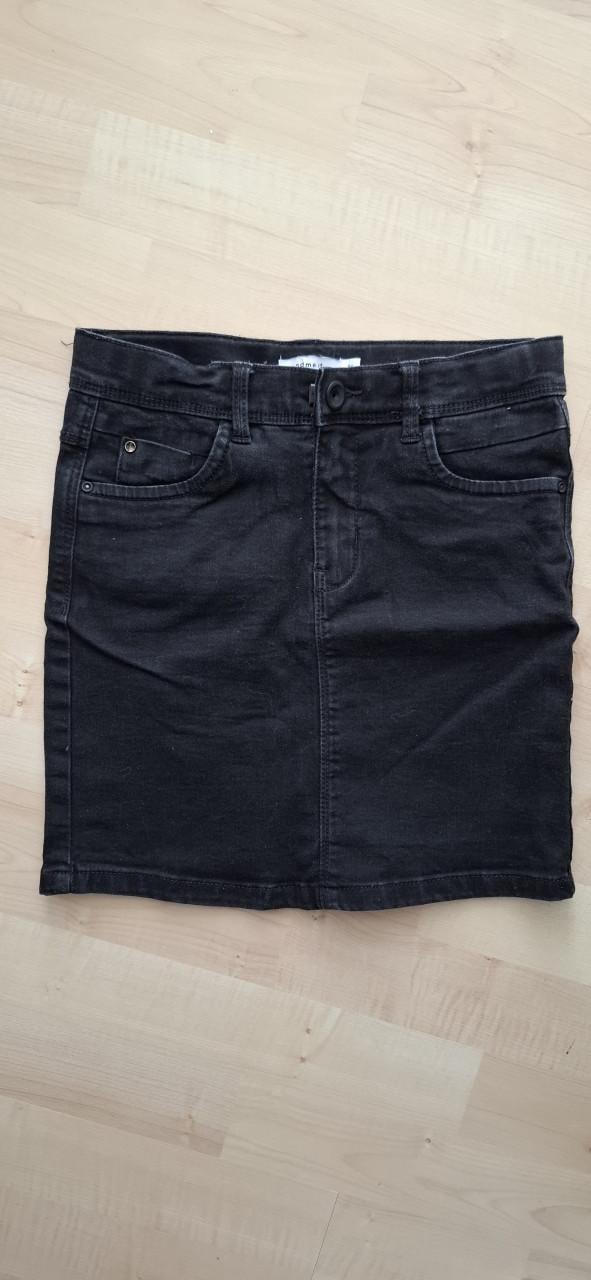 Zwarte nepleren en denim rok maat 134