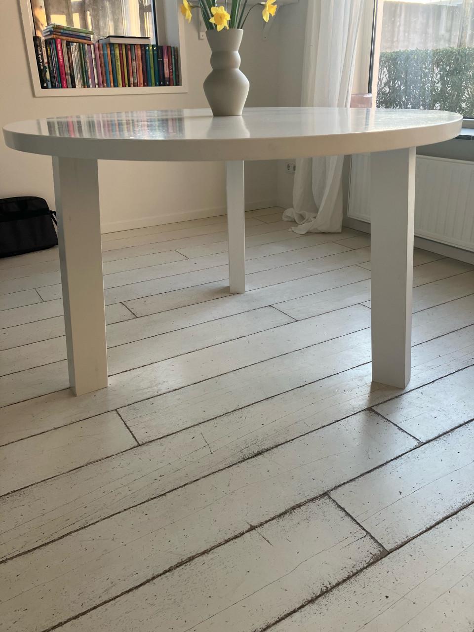 Mooie witte houten tafel