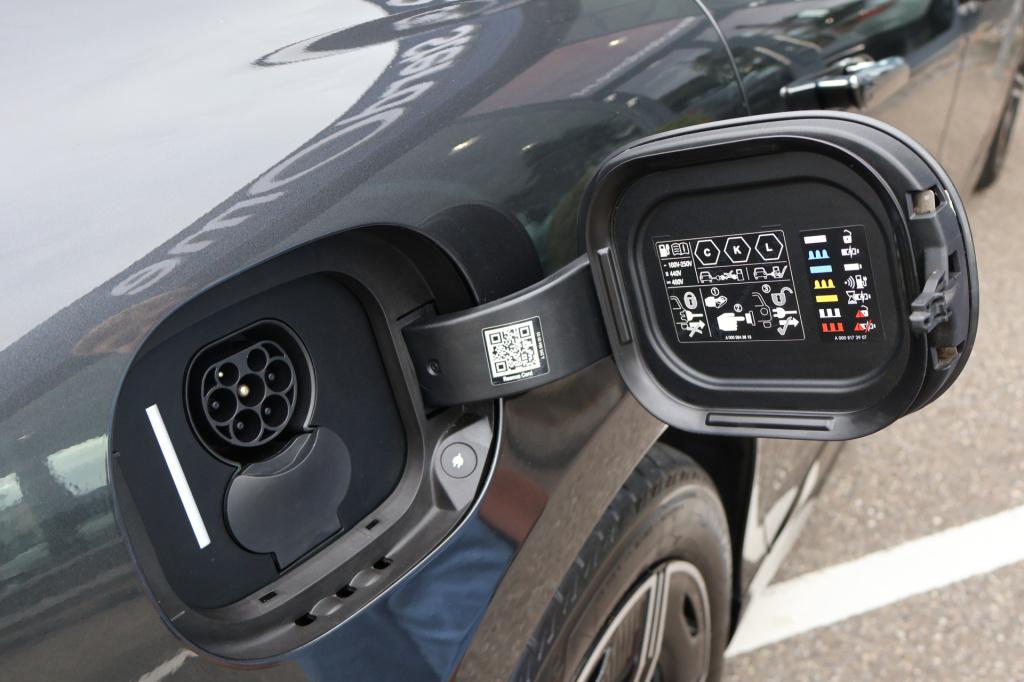 Mercedes-Benz Eqe 300 amg line 89 kwh i panoramadak i burmester i distronic