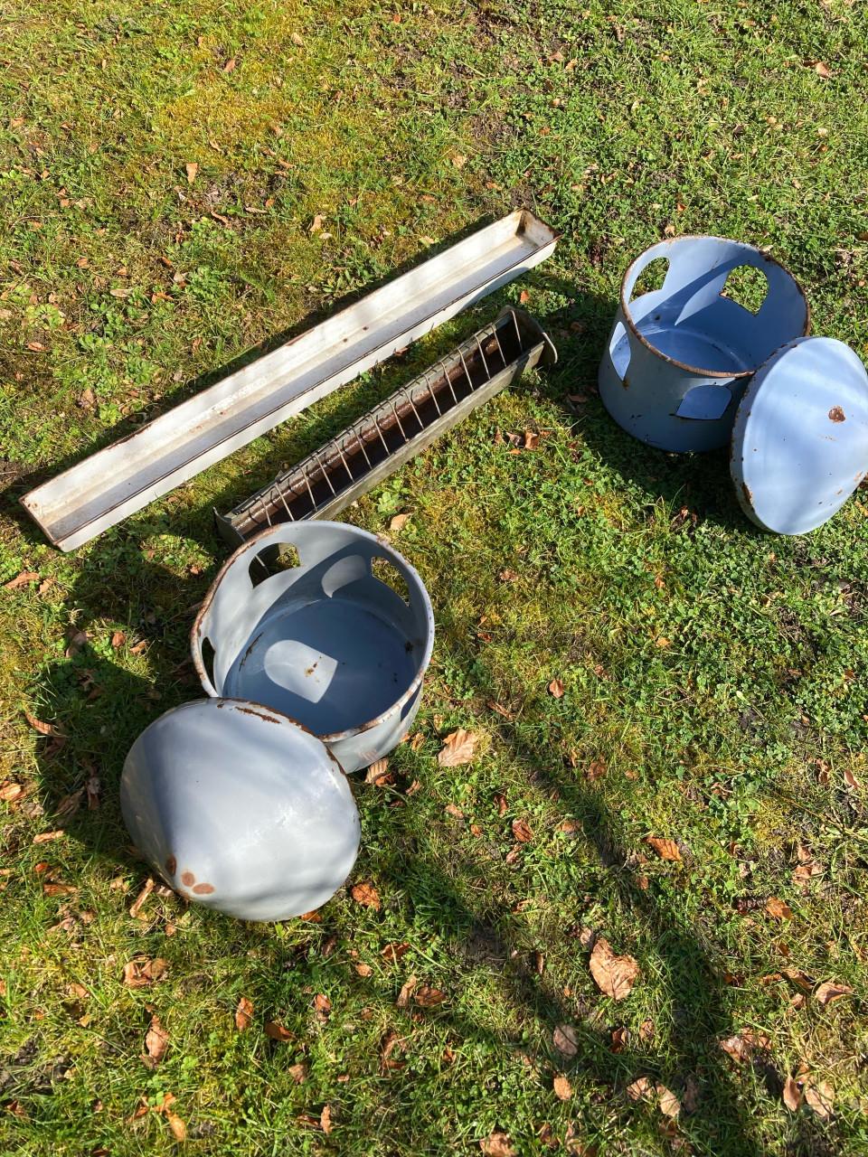 Brocante voerbakken voor duiven of pluimvee