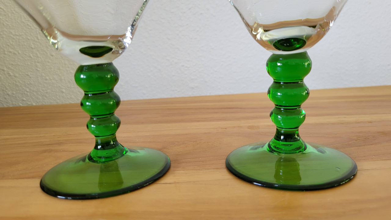 Set van 2 kleine vintage wijnglazen met groene voet