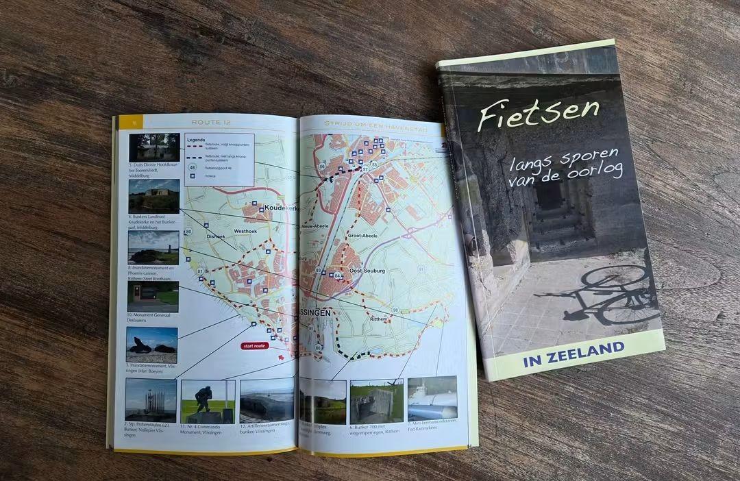 'Fietsen langs sporen van de oorlog" 2 dezelfde boekjes met 14 fietsroutes