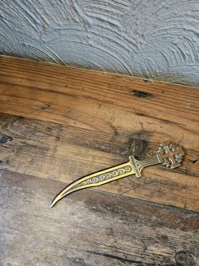 Decoratieve briefopener met Jeruzalemkruis