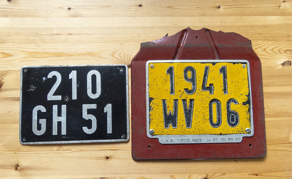 Te koop verschillende kentekenplaten.