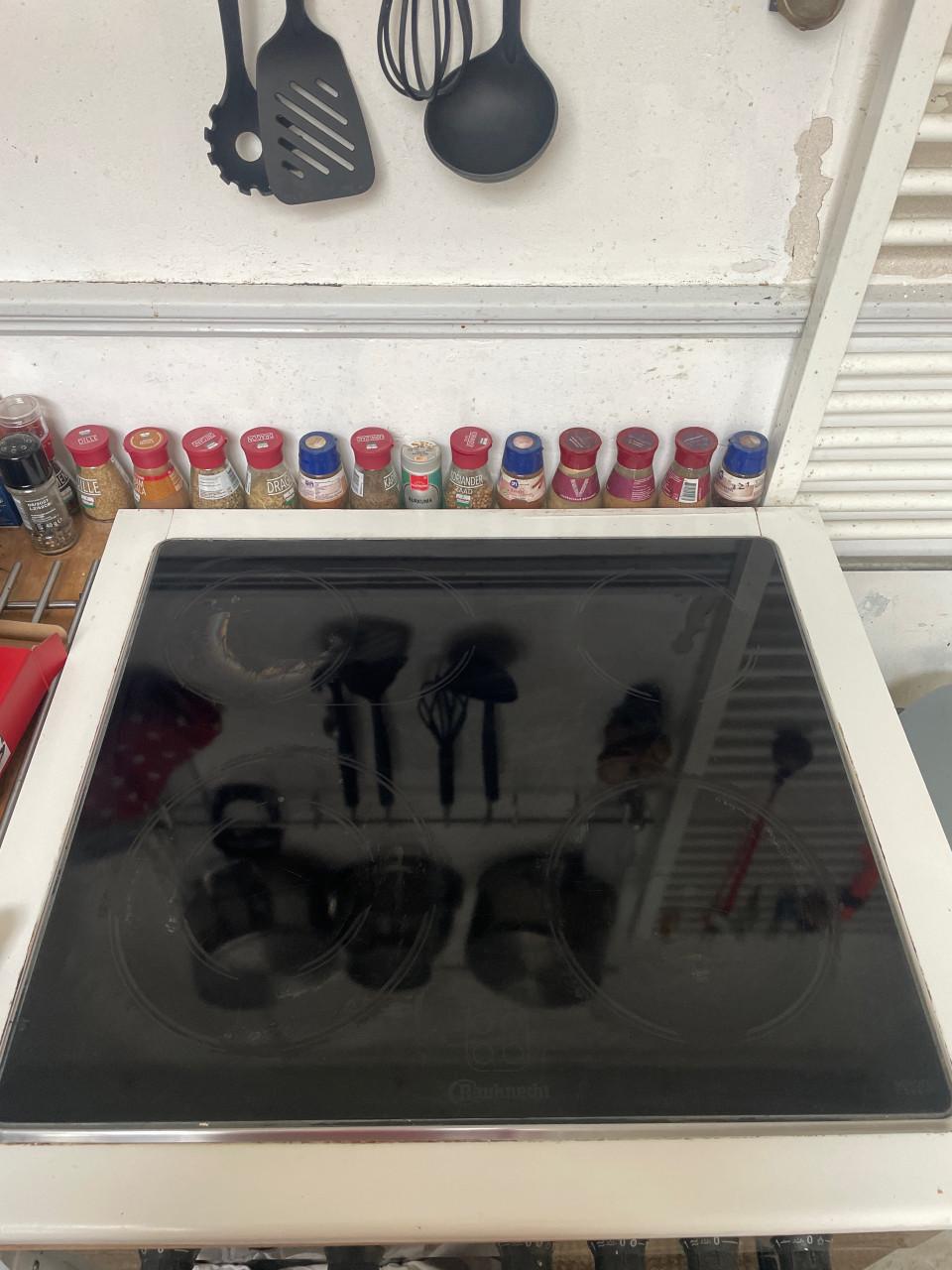 Oven met kookplaat van Bauknecht om weg te geven