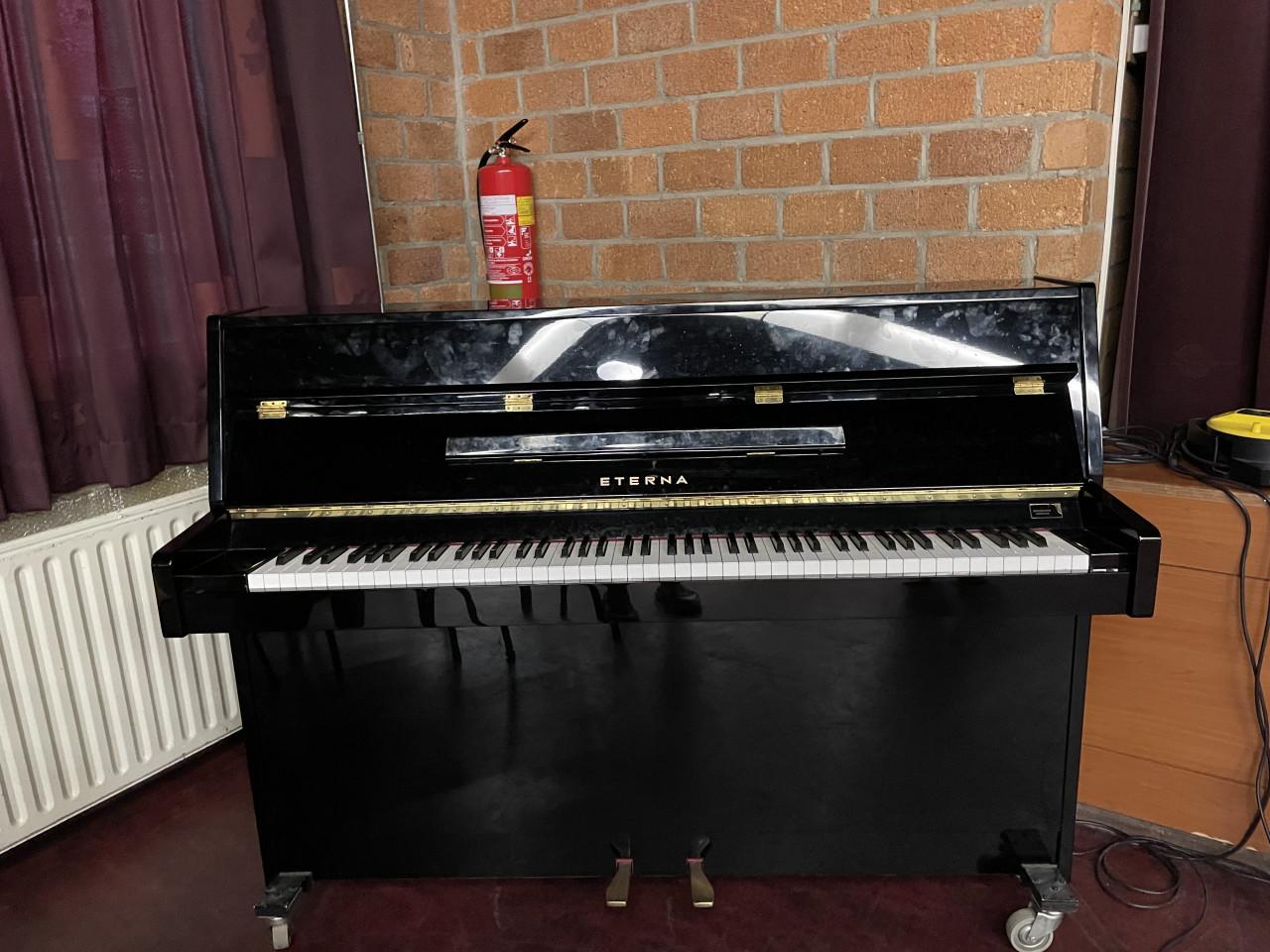 Te koop: mooie Piano Eterna (Yamaha), zwart hoogglans!