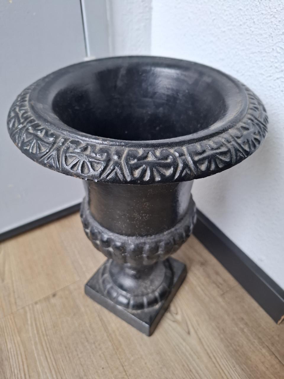 Prachtige hoge gietijzeren vaas