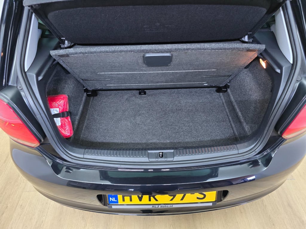 Volkswagen Polo occasion 1.2 tsi in zwart met cruisecontrol en sportieve lo