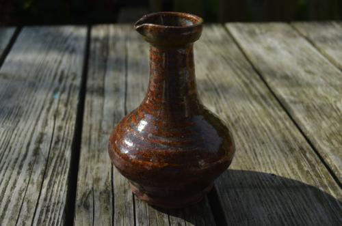 Klein aardewerk schenkflesje verm. 18e/19e eeuws.