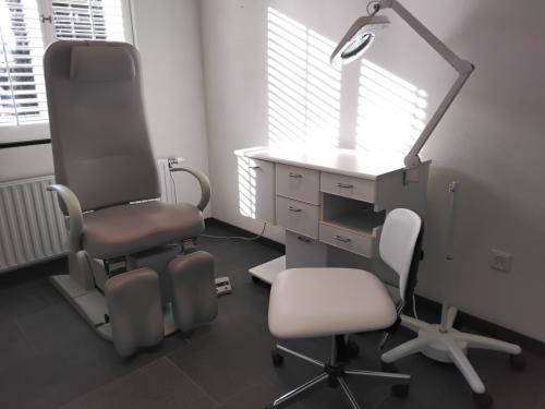 Pedicuur behandelstoel, meubel en werkstoel