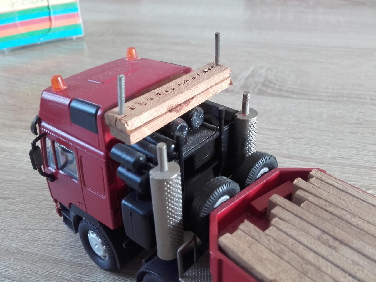 Conrad MAN F2000 met dieplader.