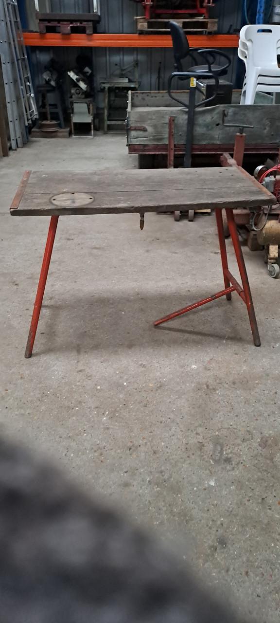 Een zware bankschroef,, en werkbank