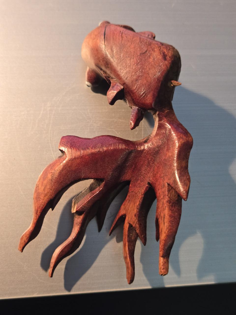 Handgesneden houten sculptuur van een goudvis of sluierstaart 10x6x4 cm