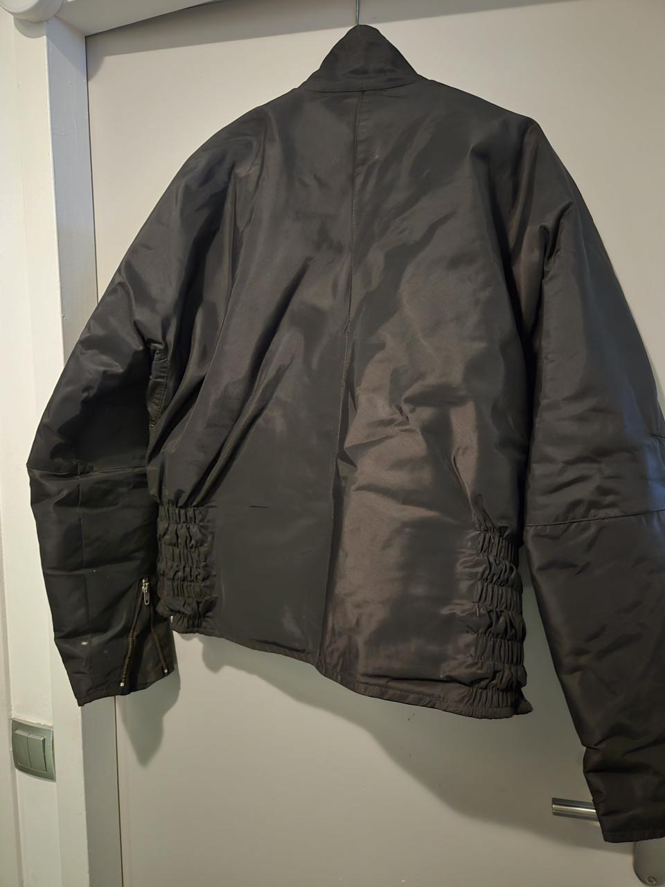 Zwarte Motomod motorjas met BMW logo , Maat 50/L,, van nylon.