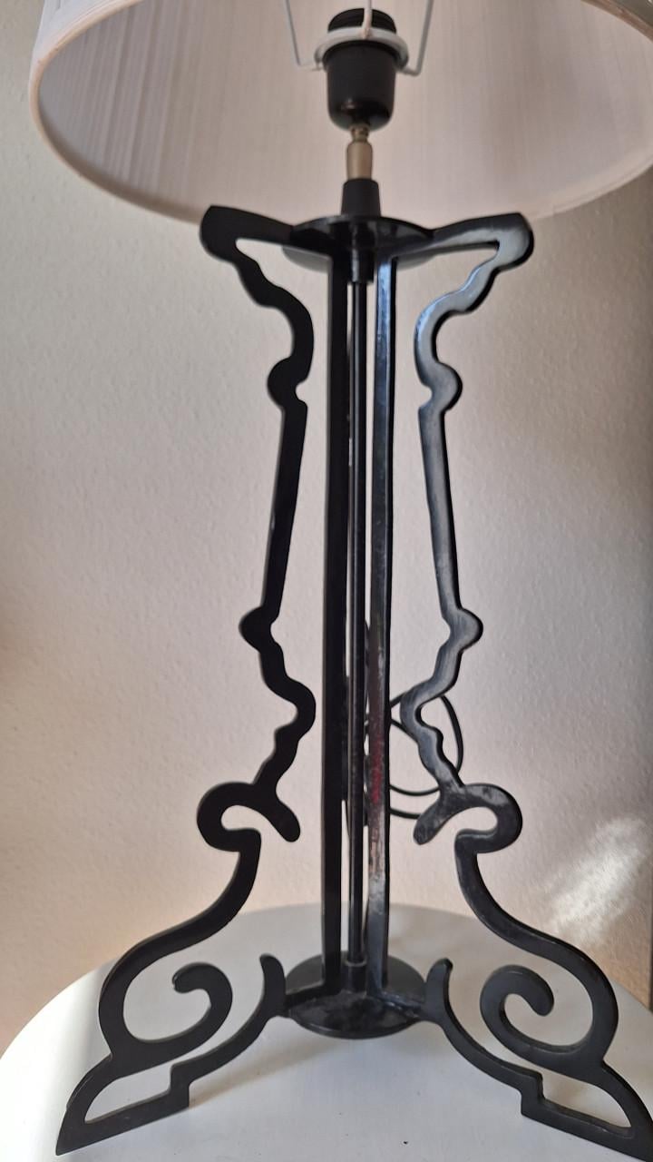 Staande mooie schemerlamp met sierlijke voet