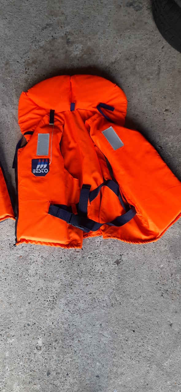 Zwemvest/reddingsvest 2 stuks merk besto maat XL 70 kilo plus