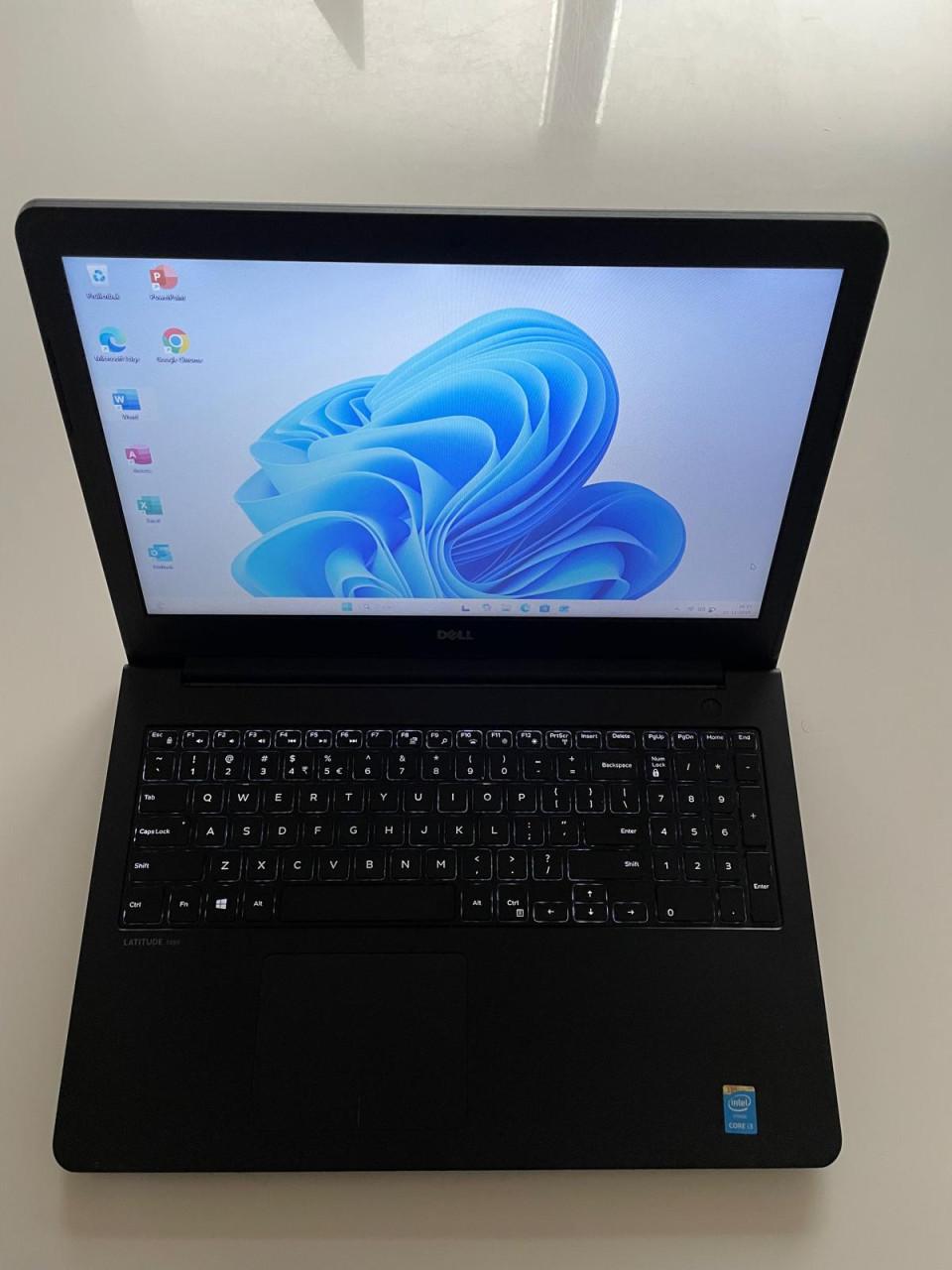 Dell 15 inch - Windows 11 SSD verlicht toetsenbord Sim Office pakket Muis