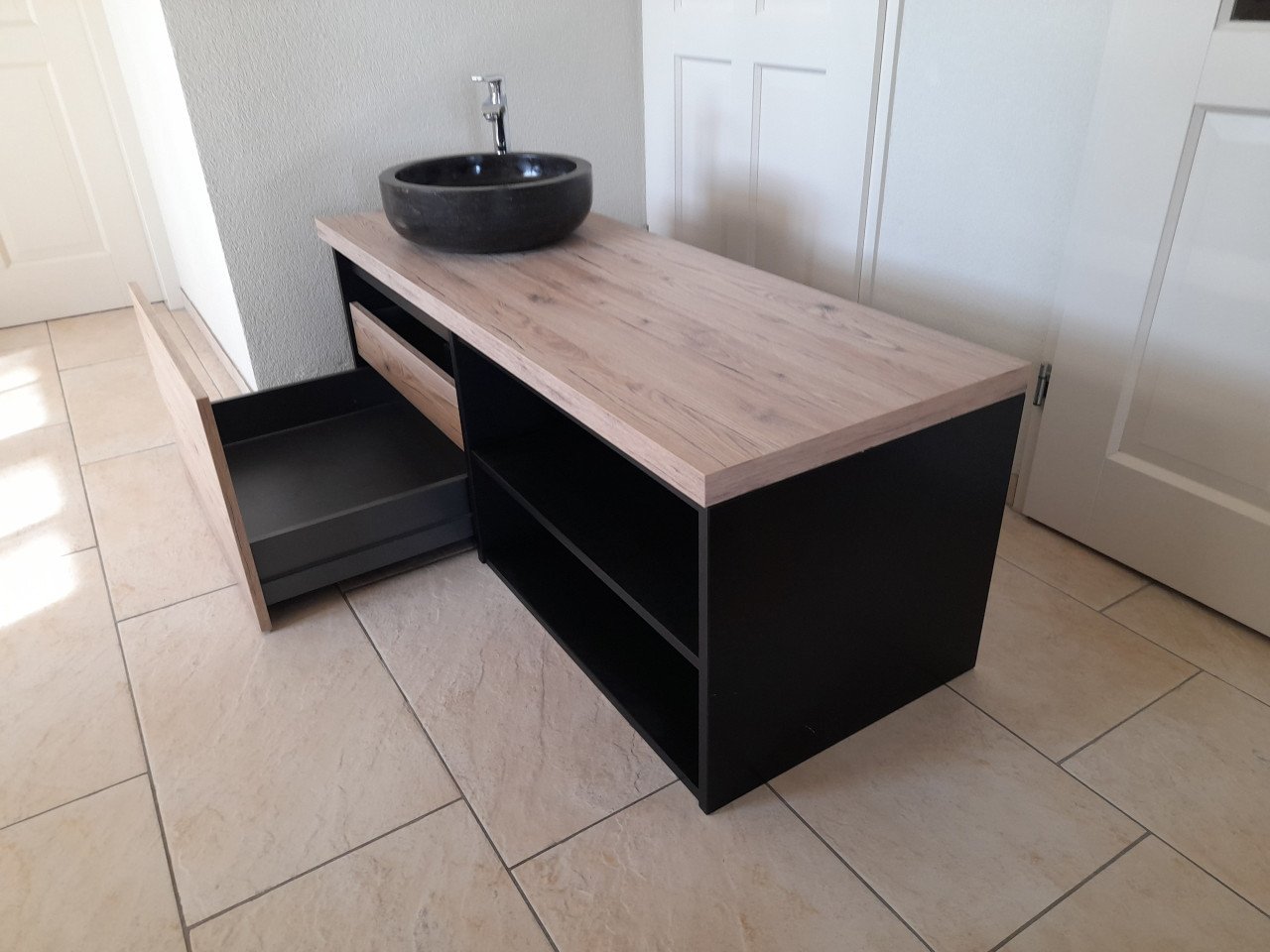 Badkamer meubel met waskom en kraan ( in goede nette  staat )
