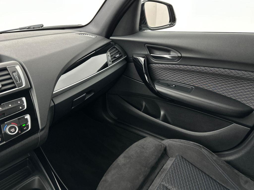 BMW 1 Serie 118i aut. 5drs. m-sport | led koplampen | 18'' velgen | navi | 