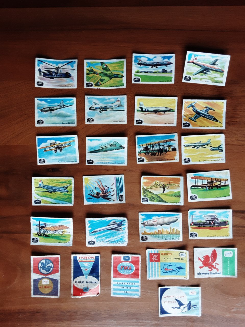 Grote selectie plaatjes luciferdoosjes o.a. vliegtuigen, oldtimers, schepen