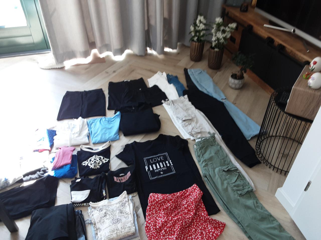 Hele meisjes garderobe  mt XS en S 35 stuks