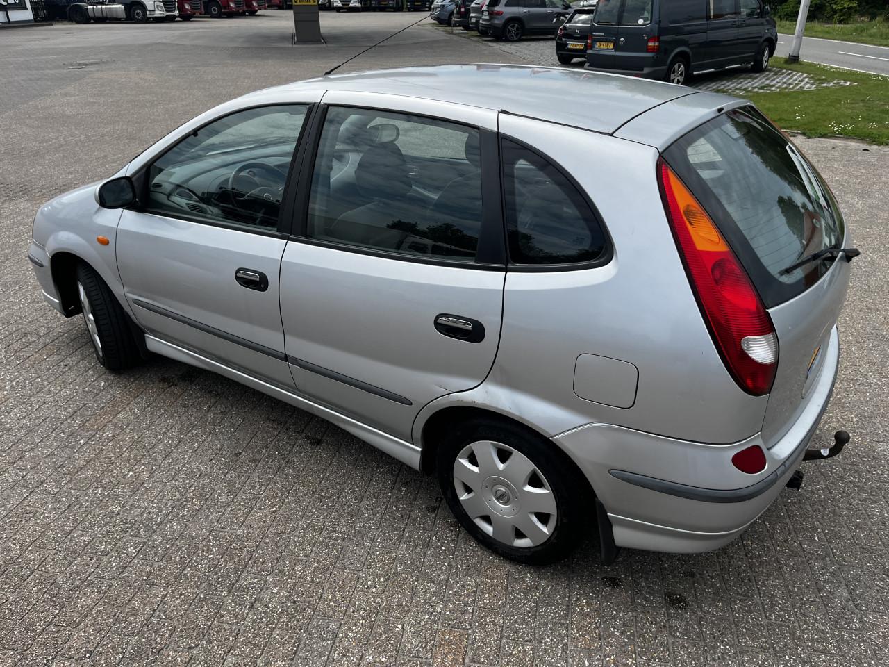 Nissan Almera Tino