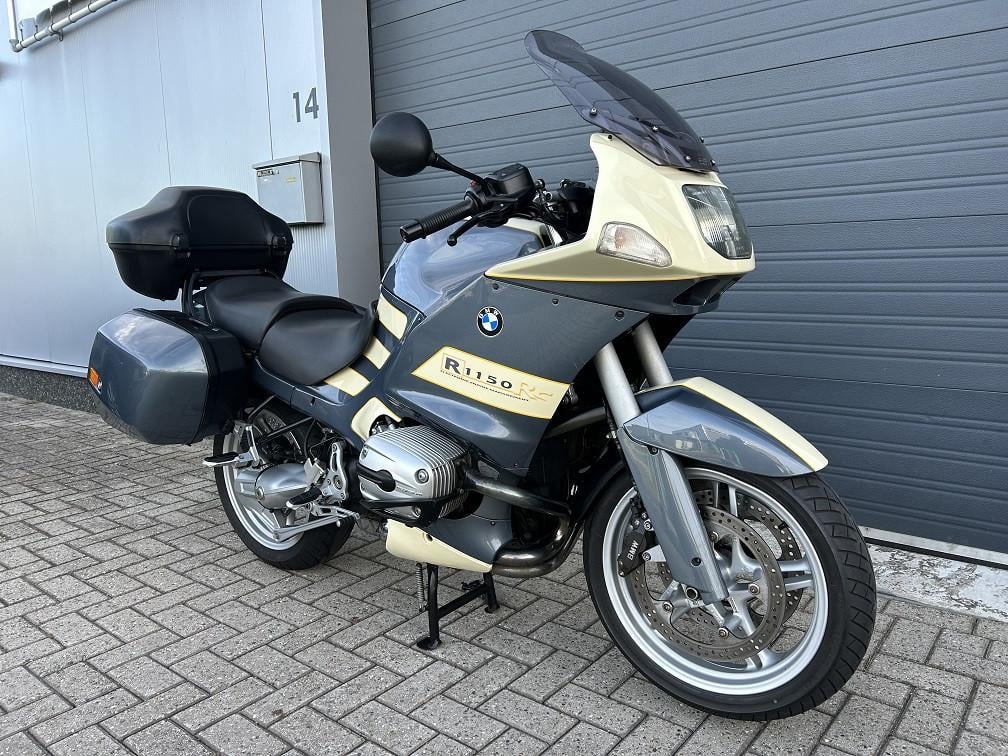 Puntgave BMW R1150RS uit 2003 met slechts 50dkm, kofferset etc, €2250,-