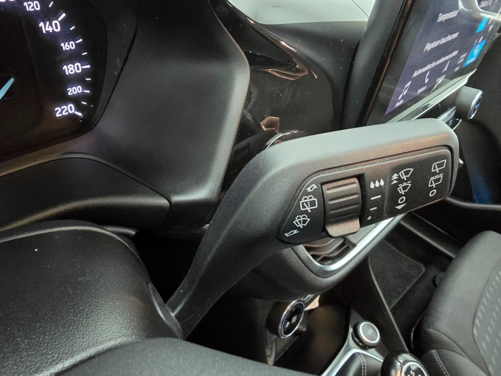 Ford Fiesta occasion luxe titanium met zwarte velgen en parkeercamera | bom