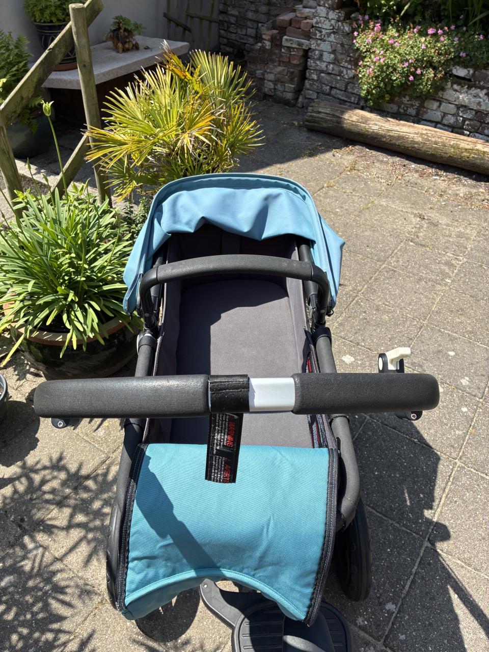 Complete Bugaboo Cameleon 3 kinderwagen in kleur blauw en donkergrijs
