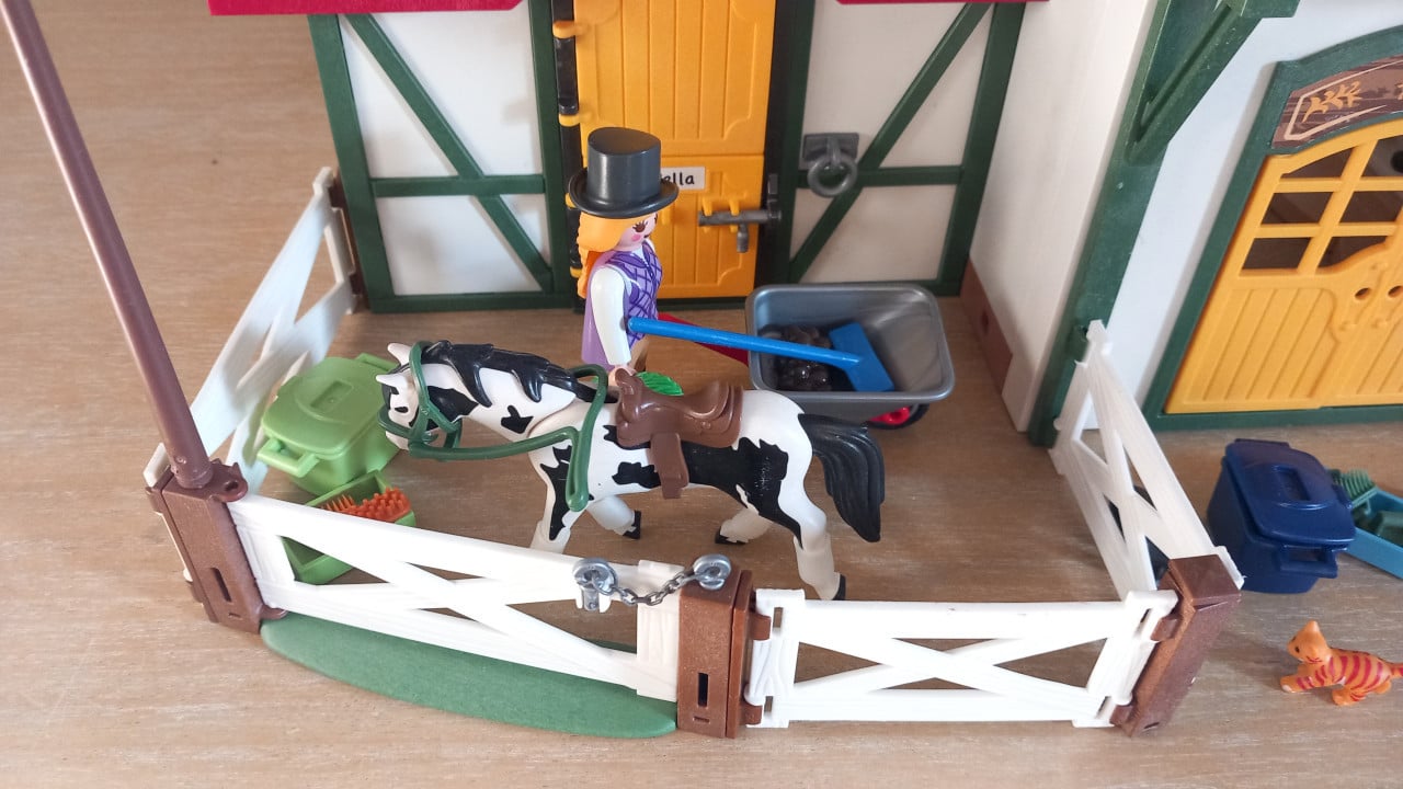 Playmobil manege met weide/boxen(6926) en wasplaats(6929)
