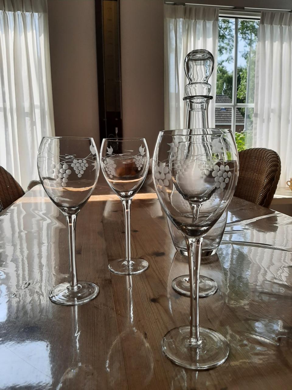 WIJNSET - KARAAF & 4 WIJNGLAZEN