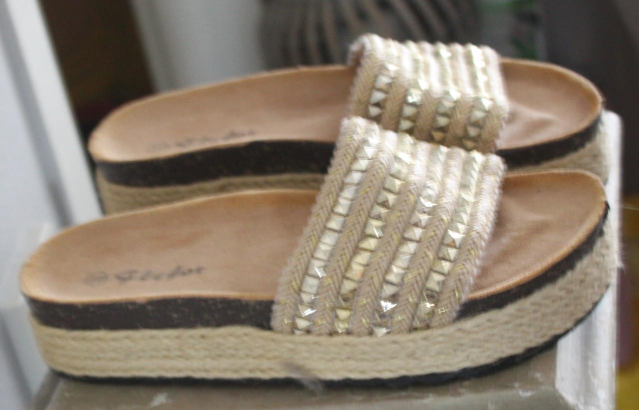 Slippers met goudkleurige studs en beige en juten zoolrand maat 37