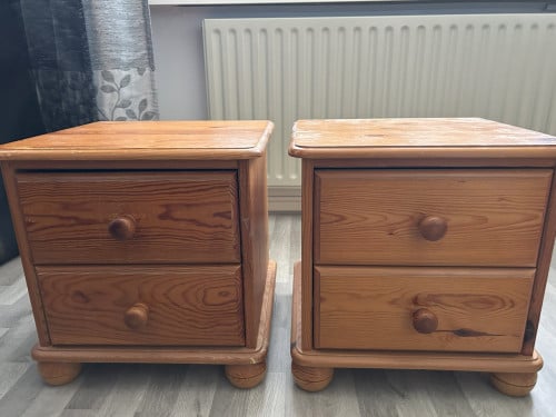 2 Grenen nachtkastjes en bijzet tafel
