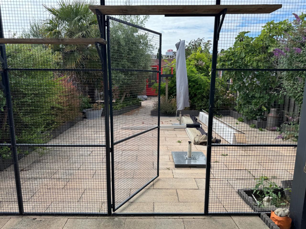 Mooie aluminium kattenren met deur voor aan uw overkapping
