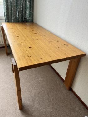 ## Lundia eetkamertafel met 4 houten klapstoelen  ##