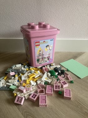 Lego emmer met veel lego