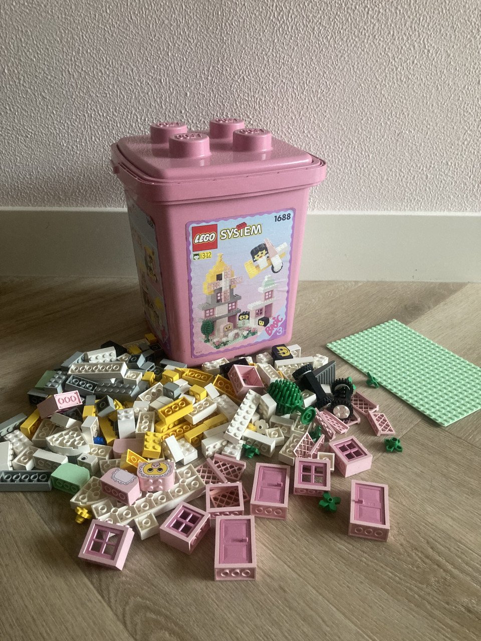Lego emmer met veel lego