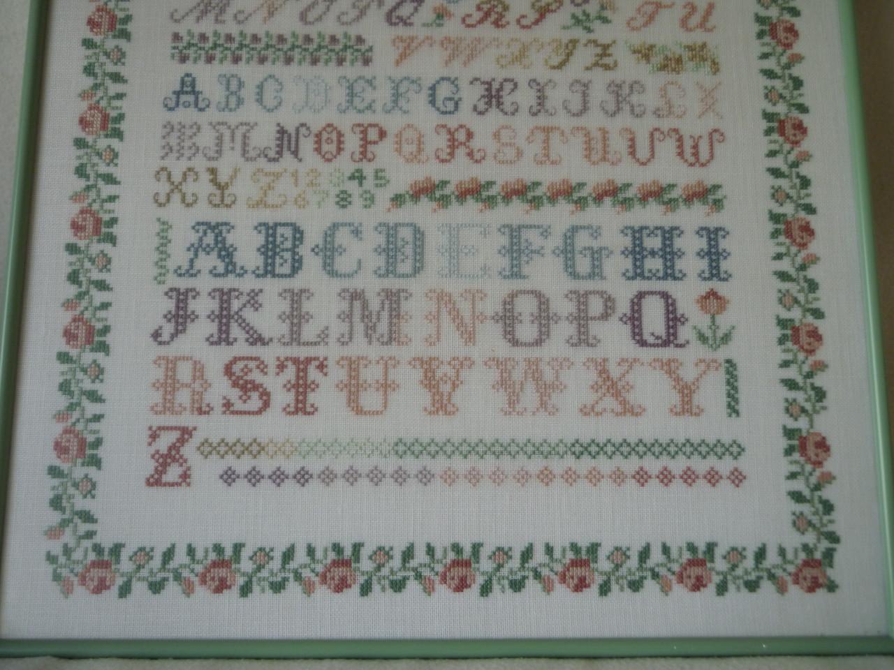 Merklap alfabet in lijst 54x45 cm - voltooid borduurwerk