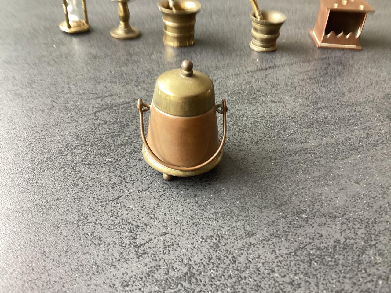 Kolenkit. Doofpot 2 x. Vijzel 2 x.  Stoof.  Zandloper.  Kaarsenhouder.